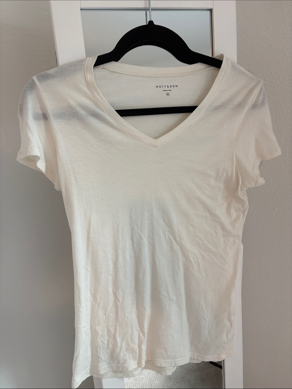Mott & Bow Women's V-Neck Tee in Cream